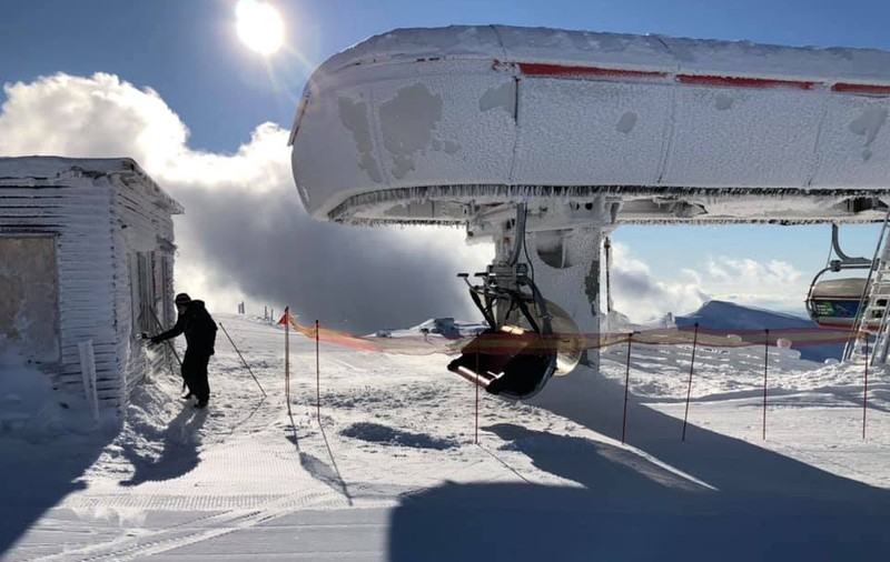 Pârtiile de schi din Sinaia, de la Cota 2000 se închid din cauza vremii. Gondola nu mai funcționează din cauza chiciurei