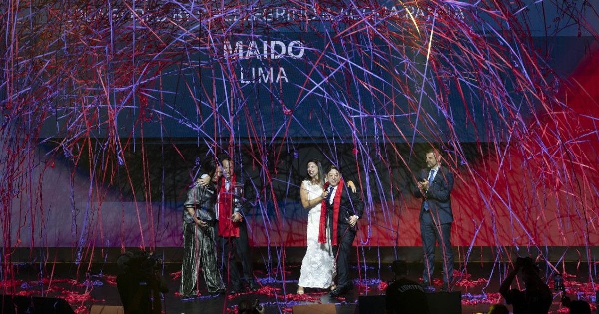 Ceremonia de decernare a premiilor „Cele mai bune 50 de restaurante din lume” din 2025, Torino, 19 iunie 2025, pe scenă sunt 5 persoane iar in aer zboară confetti lungi, in timpul anuntului pentru cel mai bun restaurant din lume, Maido