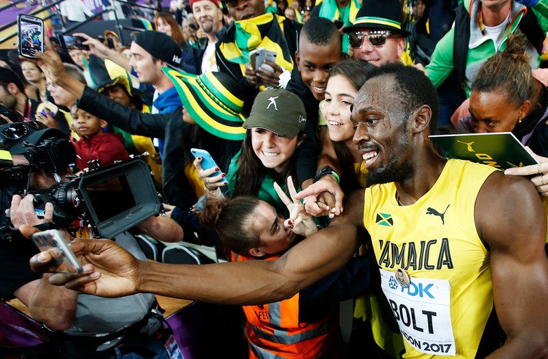 epaselect epa06127374 Usain Bolt of Jamaica takes a selfie with fans after the men's 100m final at the London 2017 IAAF World Championships in London, Britain, 05 August 2017. Bolt placed third. EPA/IAN LANGSDON