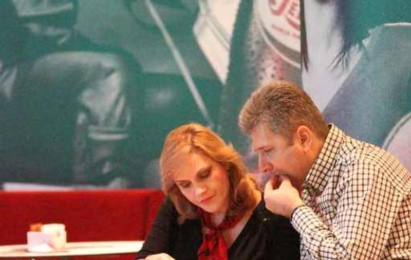 Gabriela Vrânceanu-Firea şi Florin Pandele, doi pe-o ”floricică”, la mall