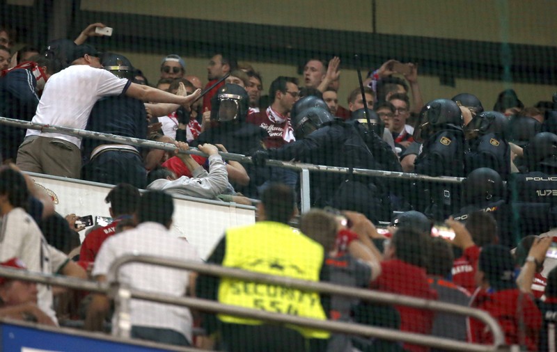 Fanii lui Bayern Munchen au fost bătuți de polițiști cu bastoane pe ”Santiago Bernabeu” | GALERIE FOTO