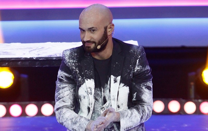 Mihai Bendeac, acoperit cu un sac plin cu făină, pe scena ”iUmor”
