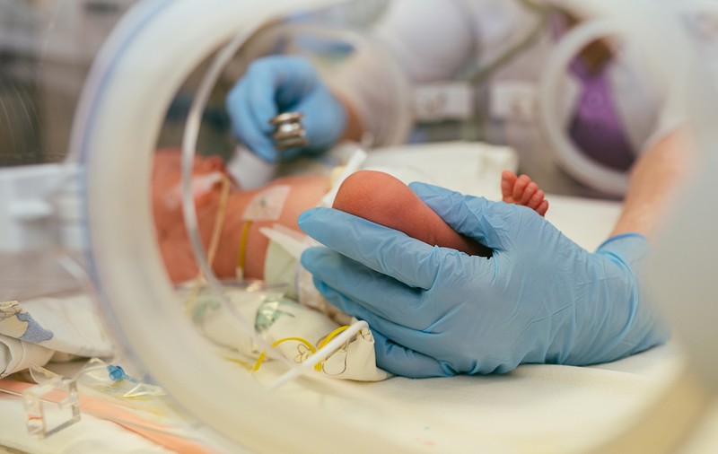 Dreptatea care se lasă așteptată. Trimis în judecată în primăvară, după 5 ani, dosarul bebelușilor morți cu infecție la spitalul din Suceava n-are încă termen