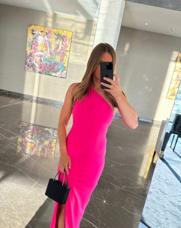 Cât costă ținuta roz purtată de Simona Halep recent. Sportiva a făcut furori la nunta prietenei sale