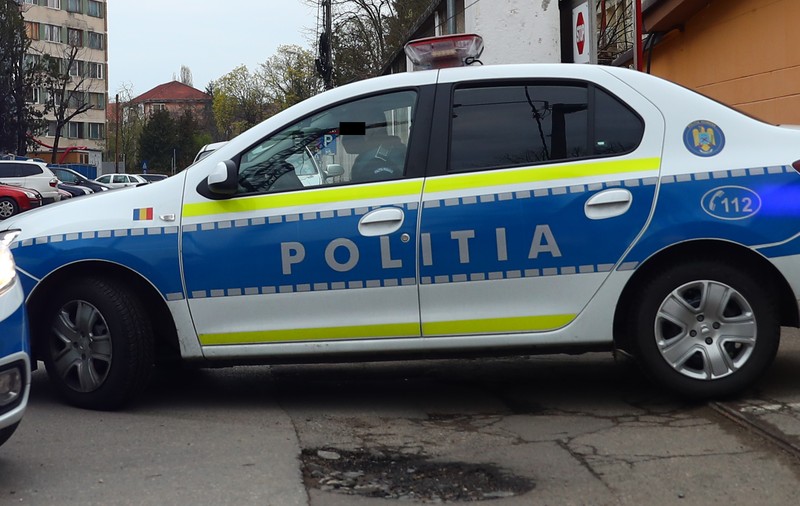 Copil de 3 ani, găsit singur pe o stradă din Găești. Cum a ieșit micuțul din casă