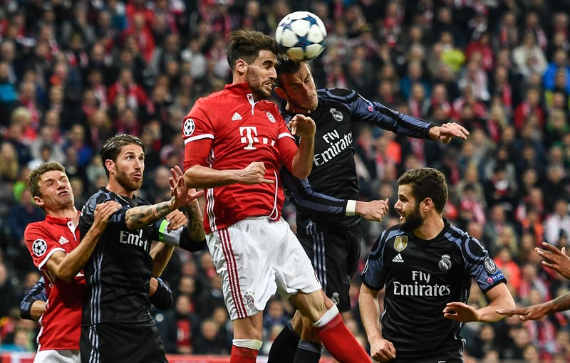 epa05905083 Real Madrid's Gareth Bale (R) in action against Bayern's Javi Martinez (L) during the UEFA Champions League quarter final, first leg soccer match between FC Bayern Munich and Real Madrid at the Allianz Arena in Munich, Germany, 12 April 2017. EPA/FILIP SINGER
