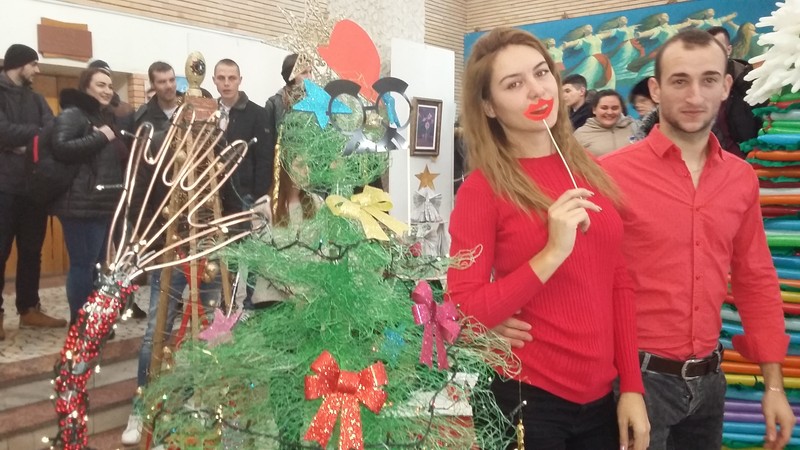 Bradul din plasă de sârmă a fost realizat de studenții la Inginerie