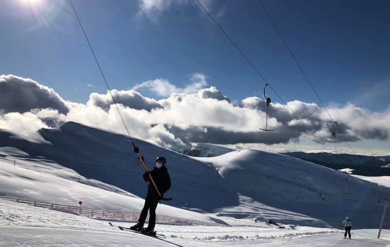 Aglomerație pe pârtiile de schi din Valea Prahovei în prima zi din 2021. 5.000 de oameni au fost la Sinaia