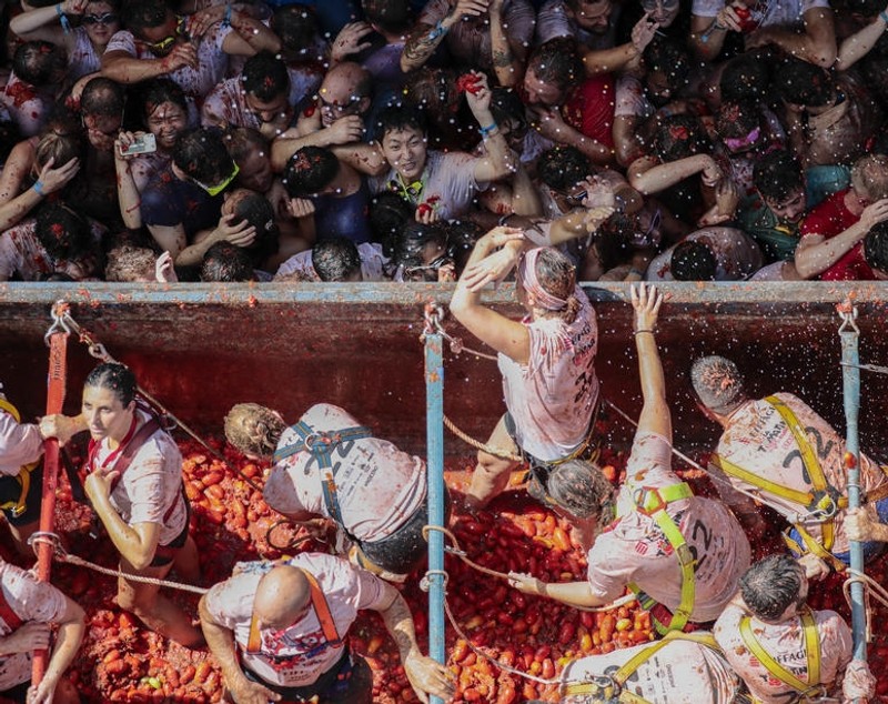20.000 de oameni s-au bătut cu 130 de tone de roșii, la tradiționalul festival Tomatina din Spania