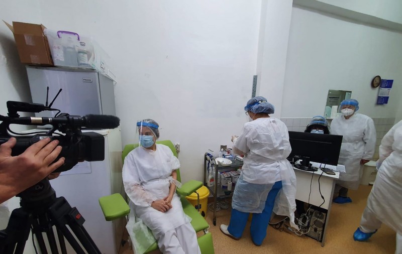Andreea Moldovan, primul medic vaccinat la Brașov, precizări după ce a făcut metafora cu „parizerul”: M-a necăjit reticența pe care o au românii