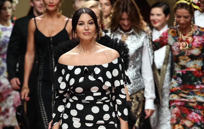 FOTO | Prezentare cu modele din anii '90 pentru Dolce & Gabbana. Pe podium au urcat Monica Bellucci, Carla Bruni și Helena Christensen