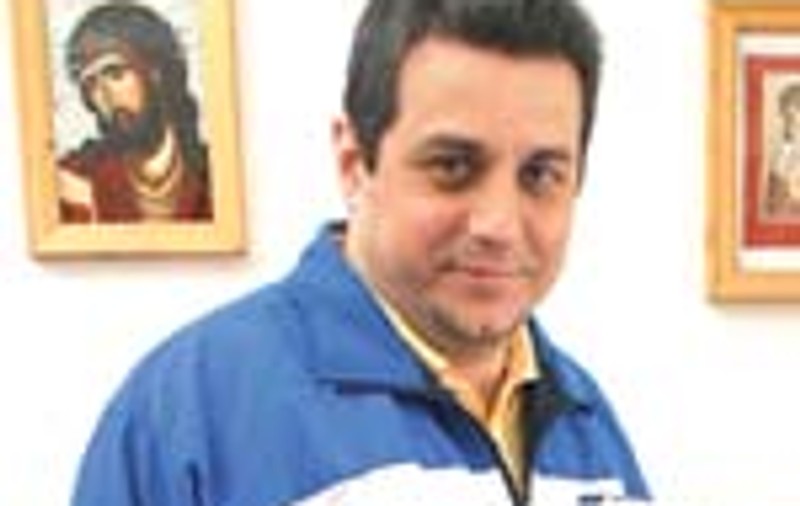 'Ma tineau cu lanturi la maini si la picioare'