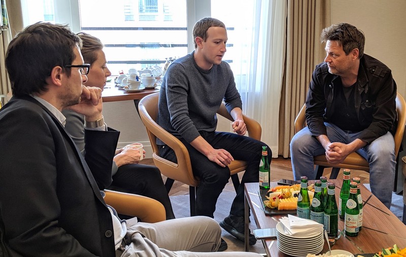 Reacția neobișnuită a lui Mark Zuckerberg după ce conținutul unei ședințe secrete Facebook a ajuns în presă