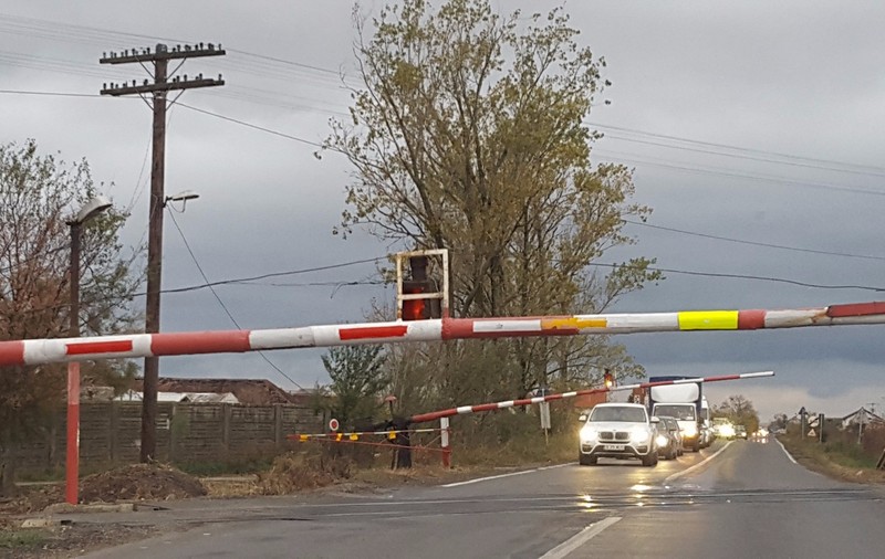 Barieră de cale ferată din Timiș, semnalizată cu o lampă cu petrol în România secolului XXI - FOTO