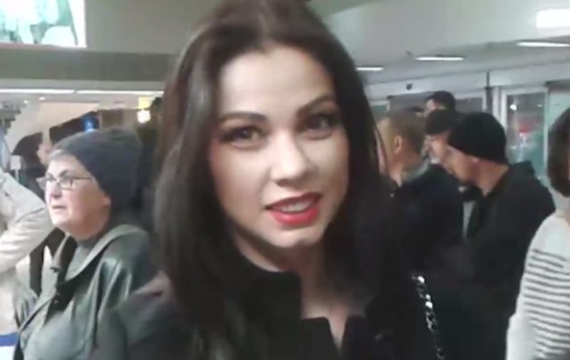 Iuliana Luciu, "cucerită" în aeroport de câţiva baschetbalişti turci. Ce a făcut asistenta TV în timp ce o aştepta pe Nicoleta din Turcia? | VIDEO  