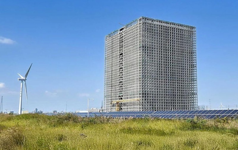 Prima baterie-turn gravitațională din lume, testată în China. Rudong stochează energie cu 315.000 tone beton. Foto: Energy Vault