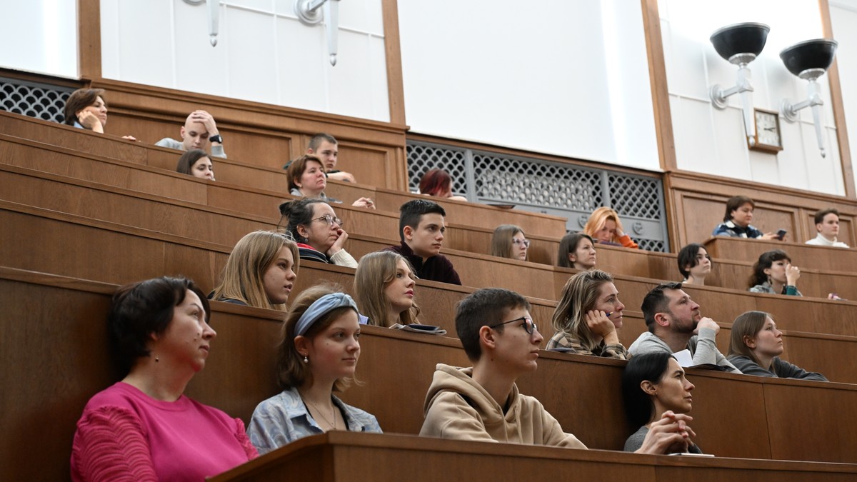 studenți în amfiteatru