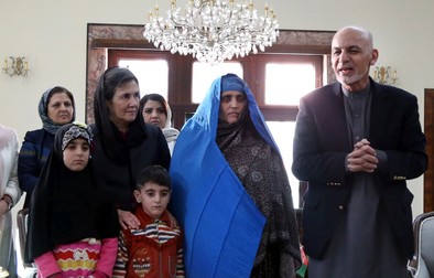 Președintele afgan Ashraf Ghani și Prima Doamnă afgană Rula Ghani au primit-o pe Sharbat Gula la Kabul după ce aceasta a sosit din Pakistan, în noiembrie 2016 | Foto: EPA/HEDAYATULLAH AMID
