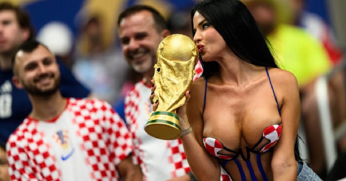 Ivana Knoll sărută o replică a Cupei Mondiale