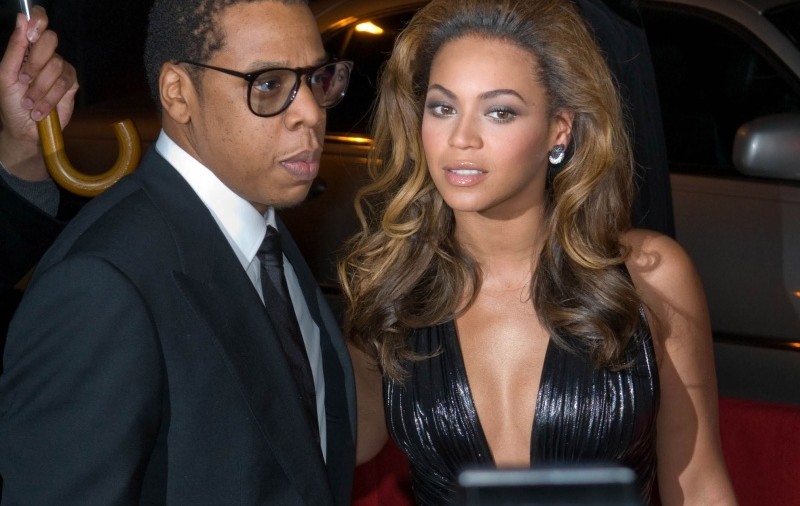 Beyonce şi Jay-Z, milionari fără fiţe, stau la un hotel ieftin şi mănâncă pizza