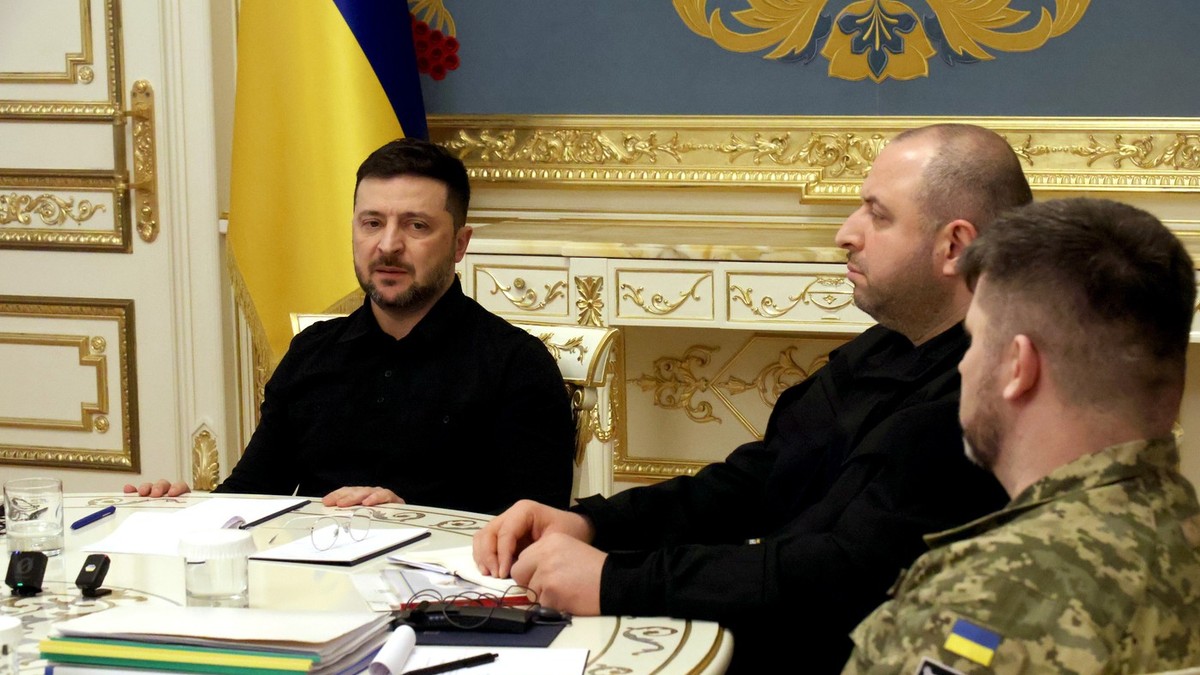 Rustem Umerov (în centrul imaginii) și Volodimir Zelenski (stânga) Foto: Profimedia