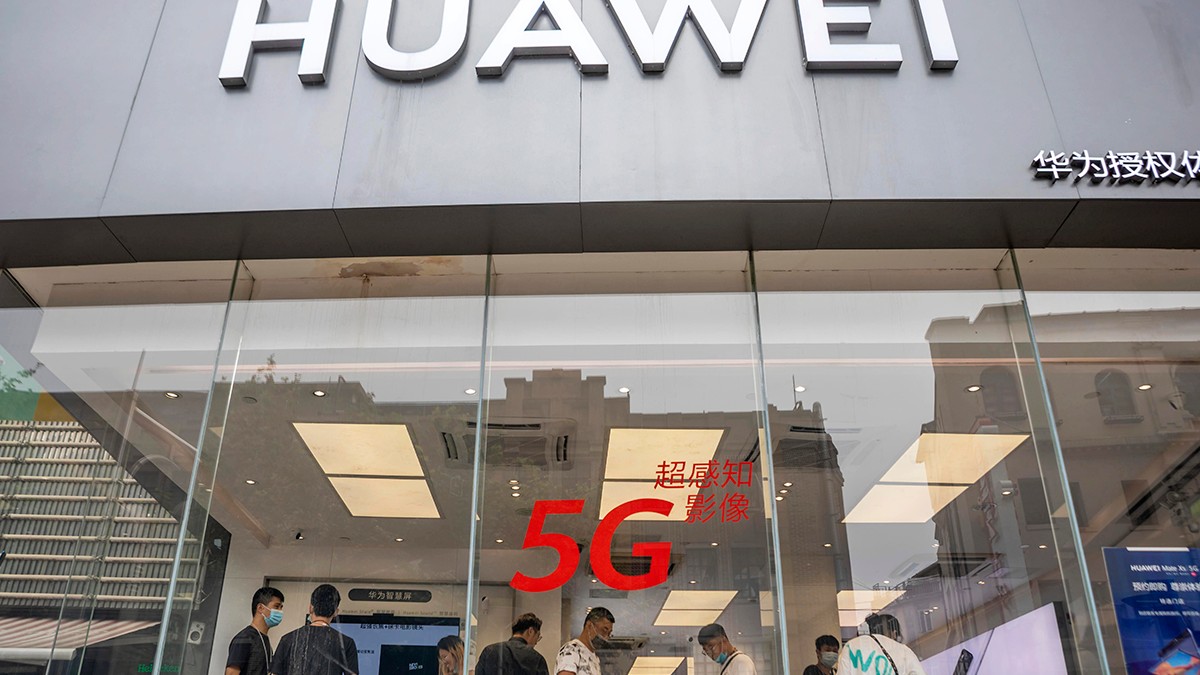 Legea 5G, pe agenda ședinței de Guvern de joi. Grupul chinez Huawei va fi exclus de la furnizarea de echipamente de telecomunicații în România. Sediu Huawei pe ca cărui ușă scrie 5G