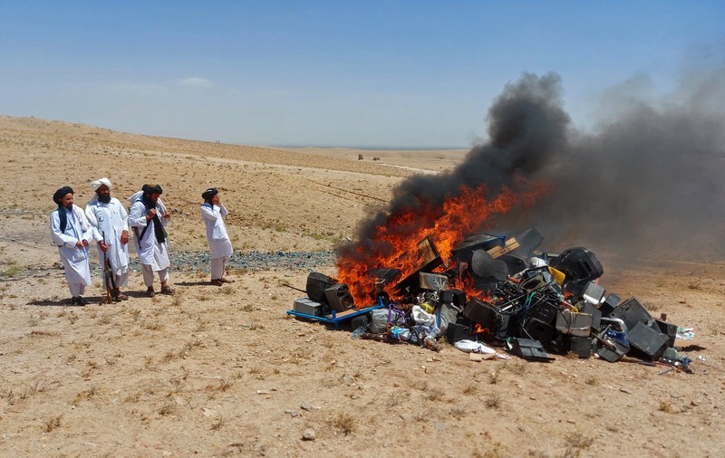 Instrumente muzicale, considerate „imorale” de către regimul taliban, arse în provincia afgană Herat