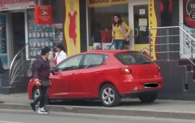 O șoferiță a pierdut controlul volanului și a lovit o femeie cu doi copii care mergeau pe trotuar