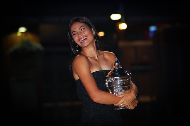 Emma Răducanu, cu trofeul de la US Open | Foto: Profimedia