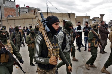 Luptători ai Forțelor Democrate Siriene vânează prizonieri în orașul Hasaka după o recentă evadare a militanților ISIS din închisoarea Ghwayran, în ianuarie 2022.