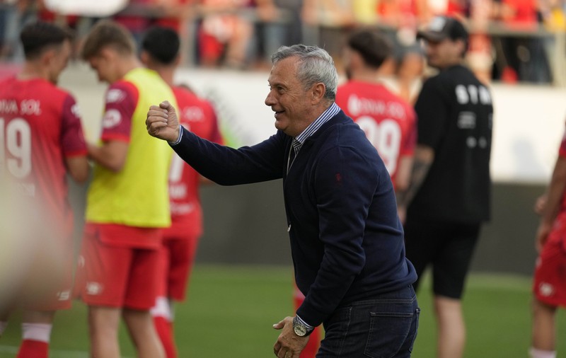 Într-un final de Superliga, un antrenor, Mircea Rednic, și o echipă, UTA, au ales să se facă de râs și să mimeze fotbalul!