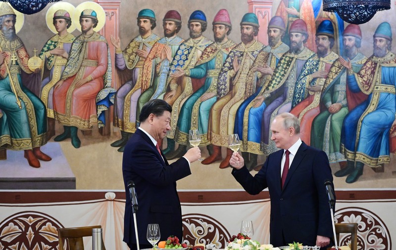 Xi îl susține pe Putin în conflictul cu Occidentul, dar ezită pe tema unui acord mult dorit de Rusia. Întâlnirea „a arătat cine e șeful”, spun analiștii