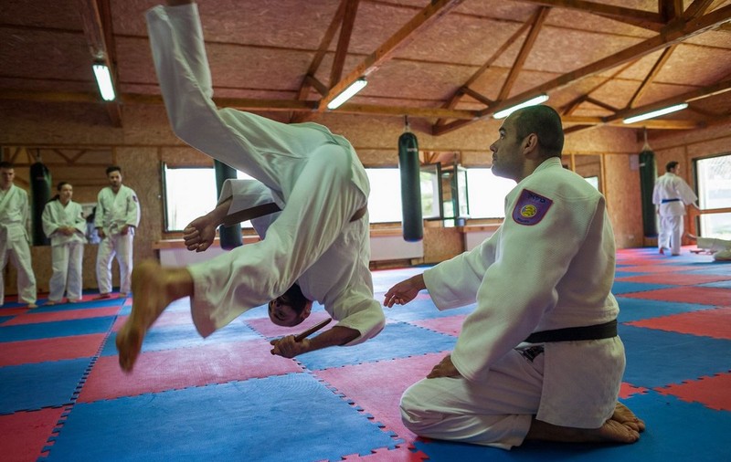 INTERVIU. Prima expoziție dedicată fondatorului Krav Maga, deschisă permanent în Bratislava. Totul despre școala Bukan de Krav Maga și prezența ei în România