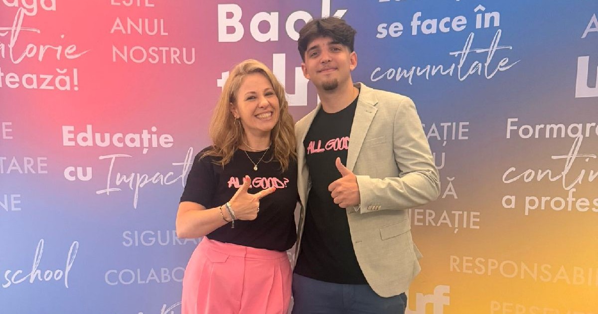 Un tanar, Alec Finta impreuna cu directoarea liceului, Alina Dumitrache. Un elev de 18 ani din București, Alec Finta a lansat „All Good”, aplicația care oferă sprijin psihologic gratuit tinerilor.