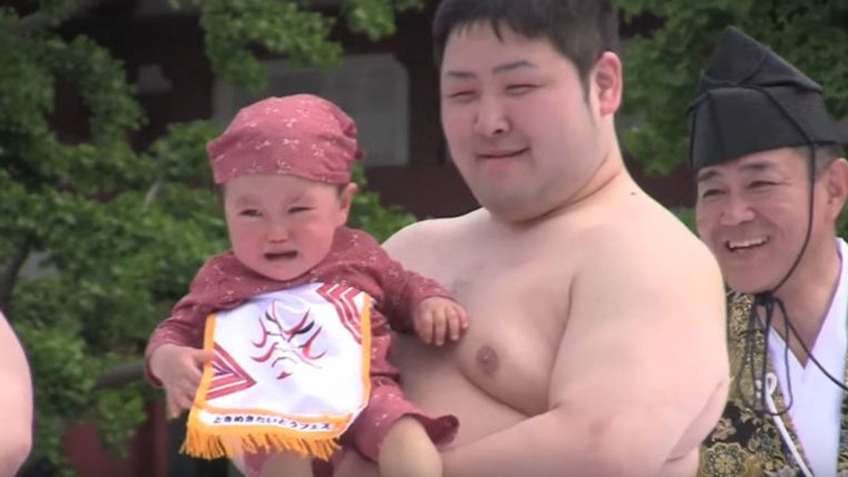 luptatori de sumo care sperie copiiiluptatori de sumo care sperie copiii