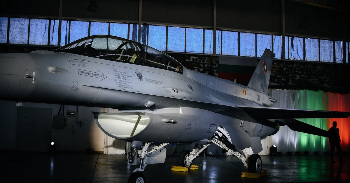 Avionul F-16 expus la a treia bază aeriană Graf Ignatievo, în Bulgaria