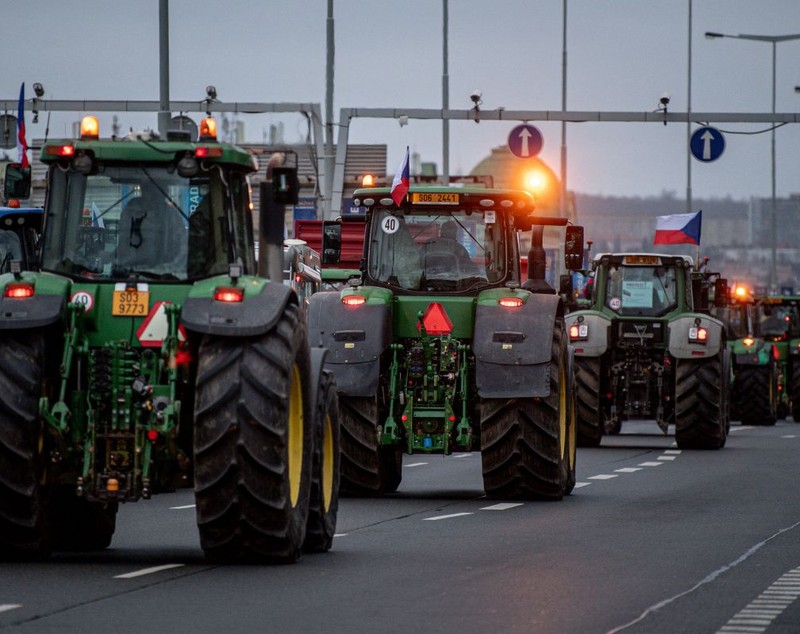 Protest al fermierilor din Cehia față de politicile agricole ale UE. Tractoare, în centrul orașului Praga