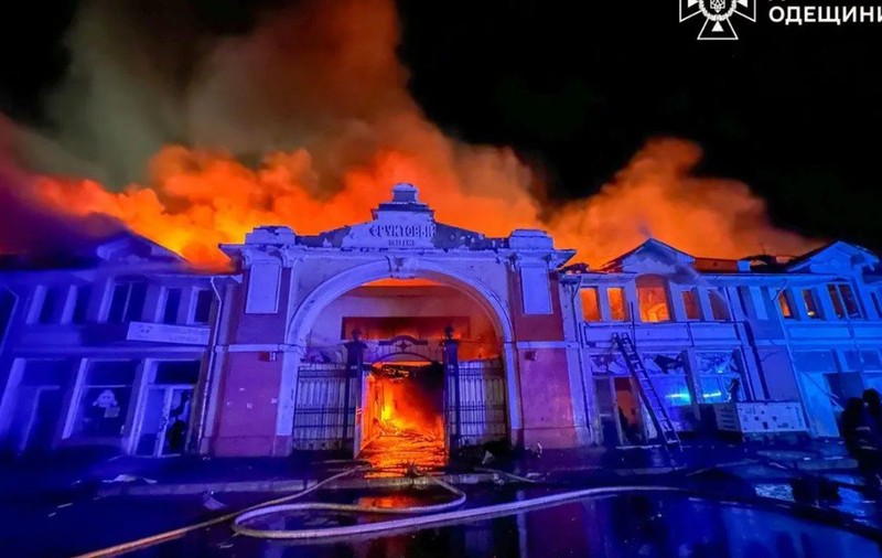 Piața emblematică din Odessa, cuprinsă de flăcări în urma unui atac rusesc