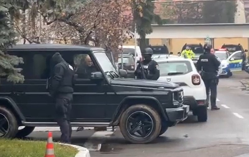 Unde spune paznicul lui Călin Georgescu, Horațiu Potra, că se ducea cu Mercedesul de lux plin cu arme albe și de foc. Cu cătușele la mâini, a întrebat de un ziarist | VIDEO