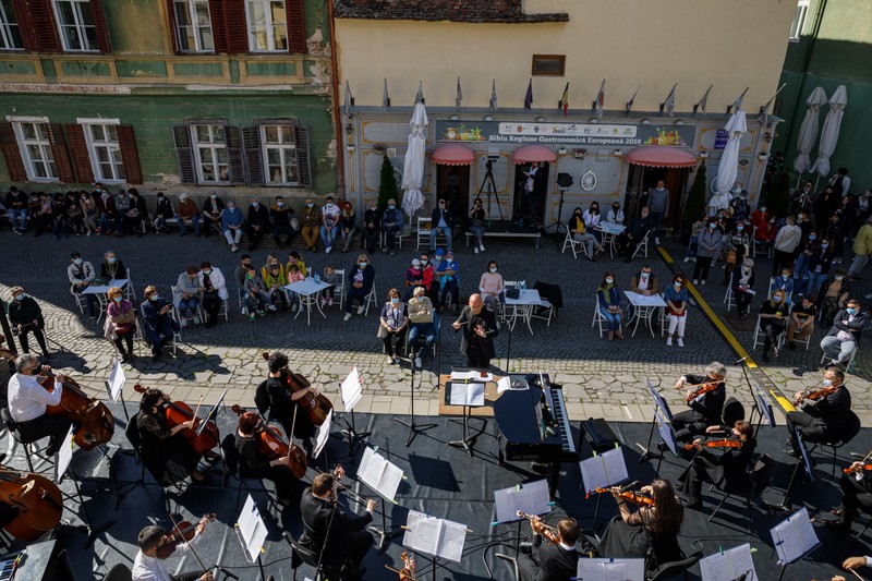 Orchestra filarmonicii a susținut un concert în timpul maratonului de vaccinare