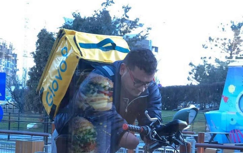 Povestea tulburătoare a lui Florin Buricea, bărbatul fără mâini care a fost surprins pe bicicletă în timp ce livra o comandă pe o aplicație food