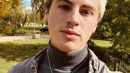 Adolescentul român a lucrat într-o cofetărie, dar pandemia l-a lăsat fără job. Foto: INews / Arhivă personală