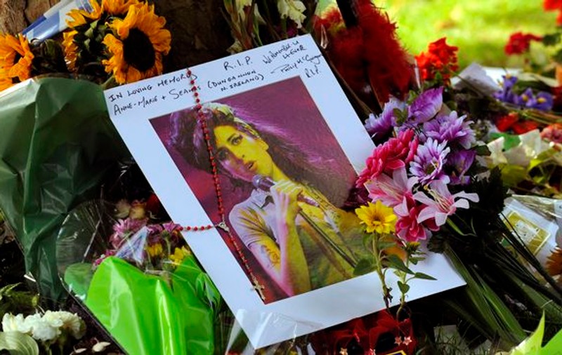 Cumperi cocaină? Primești bonus o fotografie cu Amy Winehouse