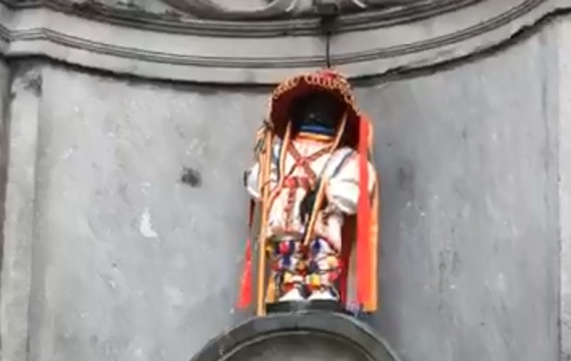Manneken Pis, Statueta simbol al Bruxellesului, a fost îmbrăcată în costum tradițional de călușar