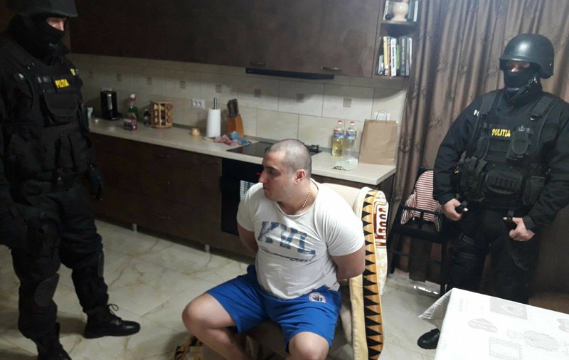 Interlopul care a atacat un polițist cu sabia nu-și regretă fapta. E acuzat de tentativă de omor