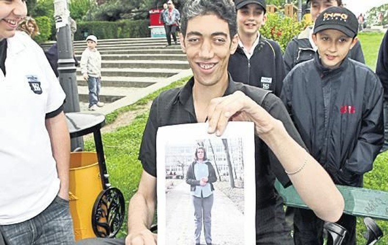 Cel mai înalt om din lume a pus ochii pe românca Simona