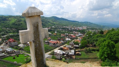 Stone,Cross,Above,The,Corbii,De,Piatra,Village,romania
