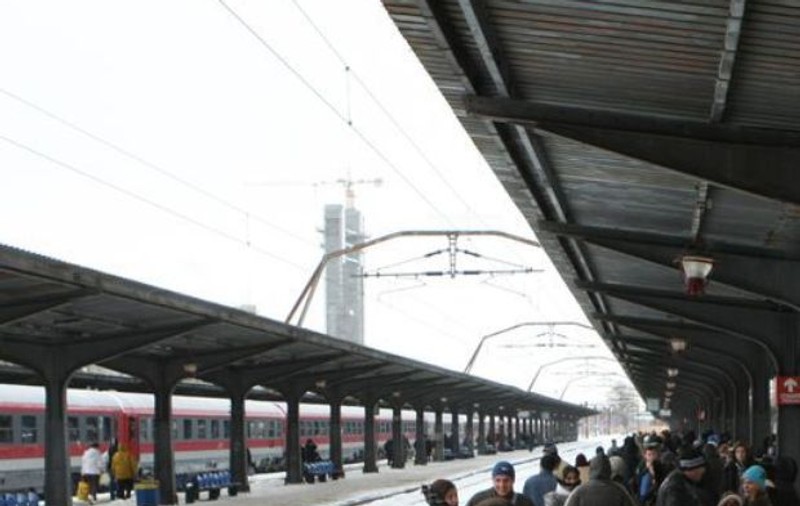 Peste 40 de trenuri au fost anulate din cauza vremii. CFR anunță că se circulă în condiții de iarnă