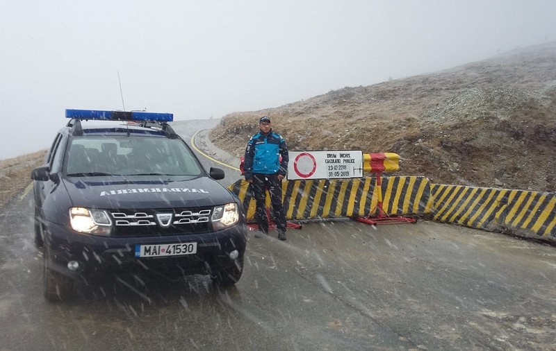 Turiști blocați în zăpadă pe Transalpina, pe un drum care era închis. Cum au încercat să se salveze / FOTO