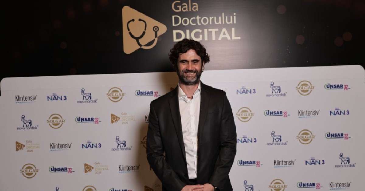 Un bărbat imbracat in costum zambeste. Dr. Andreas Vythoulkas, laureat al Galei Doctorului Digital, cezariana intervenția chirurgicală salvatoare
